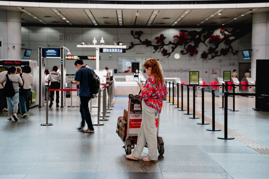 Airport Layover Stretches and Snacks That Keep You Moving