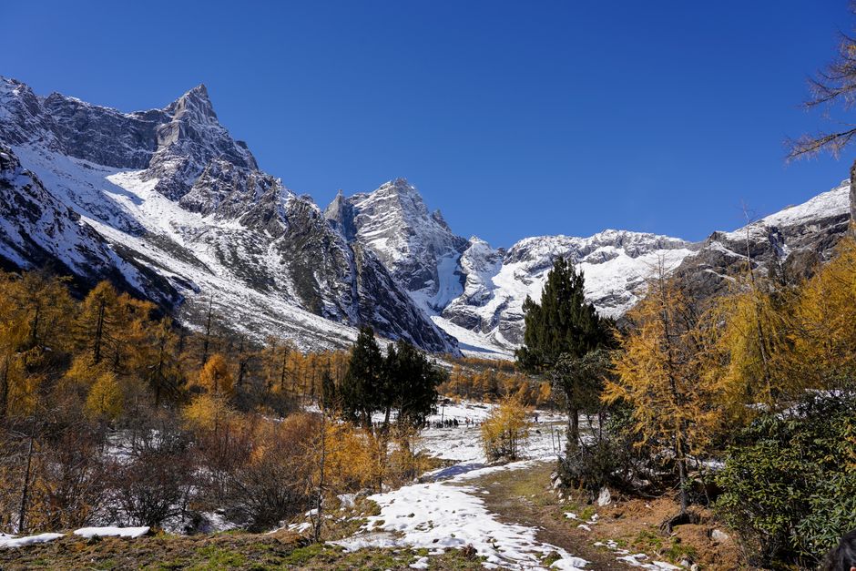 Autumn Day Hikes: Plan Daylight and Weather